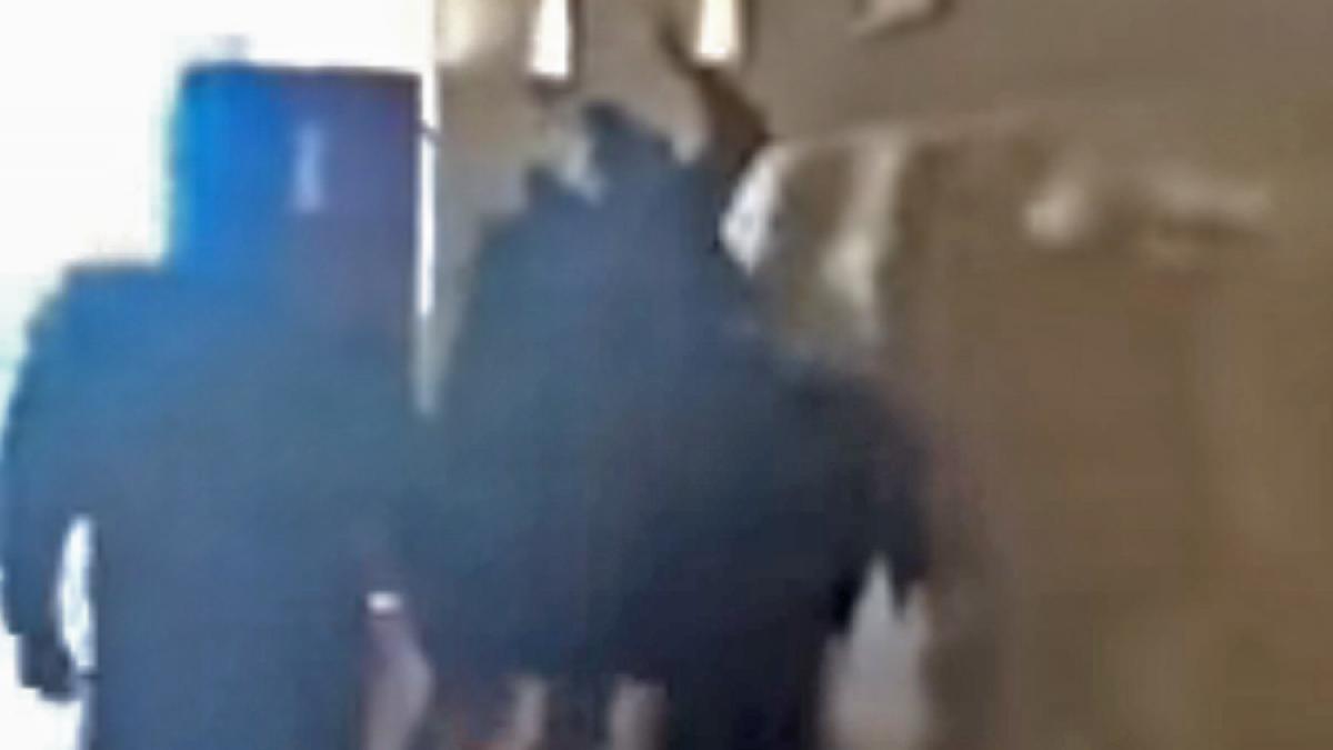 video scene socante intr o scoala constanteana un elev este snopit in bataie de doua mame