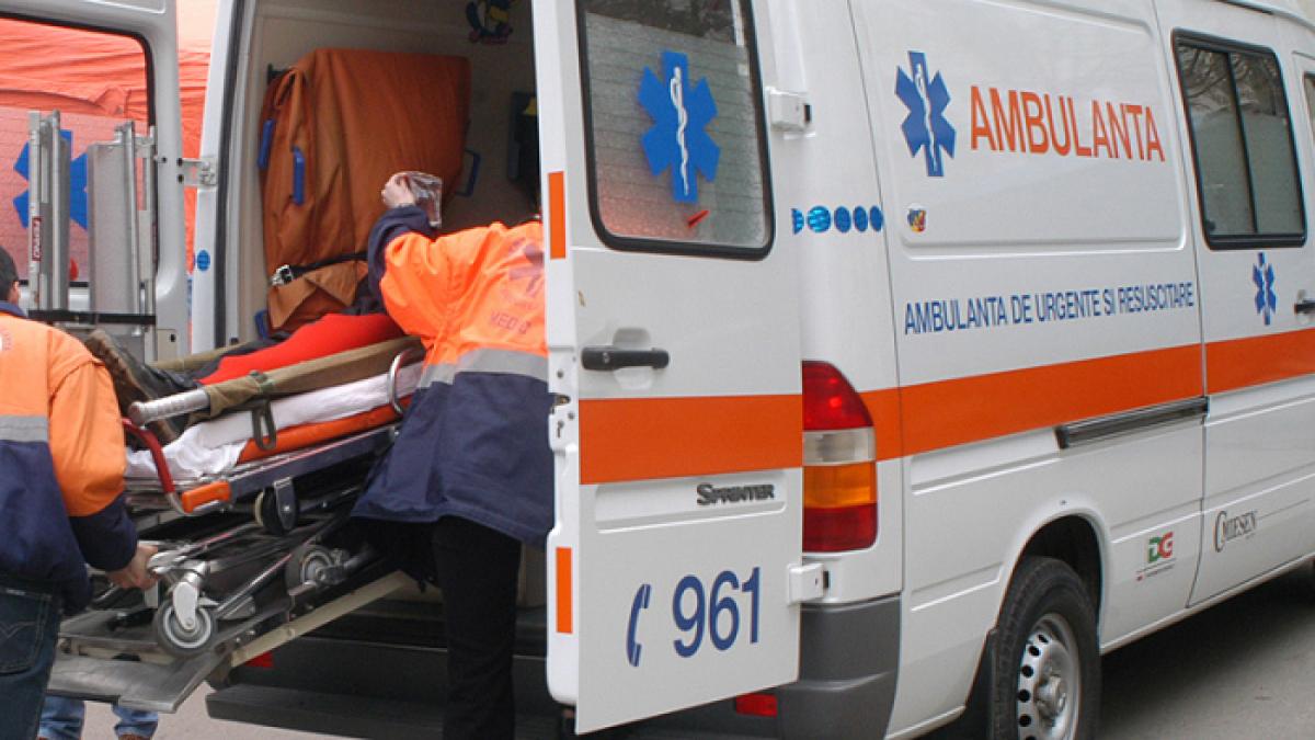 Accident grav în Timiş! Trei persoane încarcerate, în urma coliziunii dintre un autoturism şi un autotren 