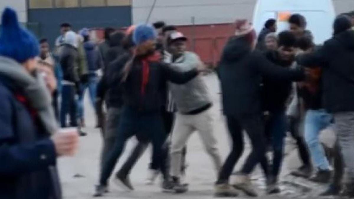 VIDEO - Bătaie generalizată între migranții aciuați la Calais