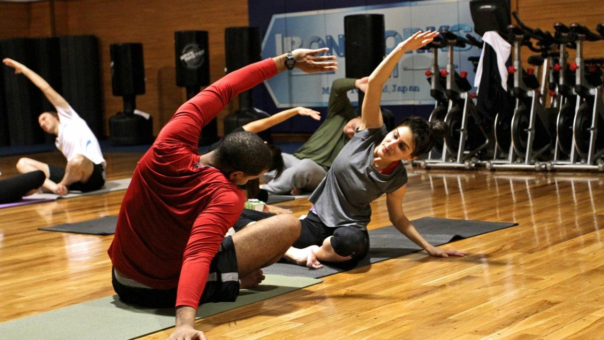 3 exerciții simple pe care să le faci seara pentru un corp frumos