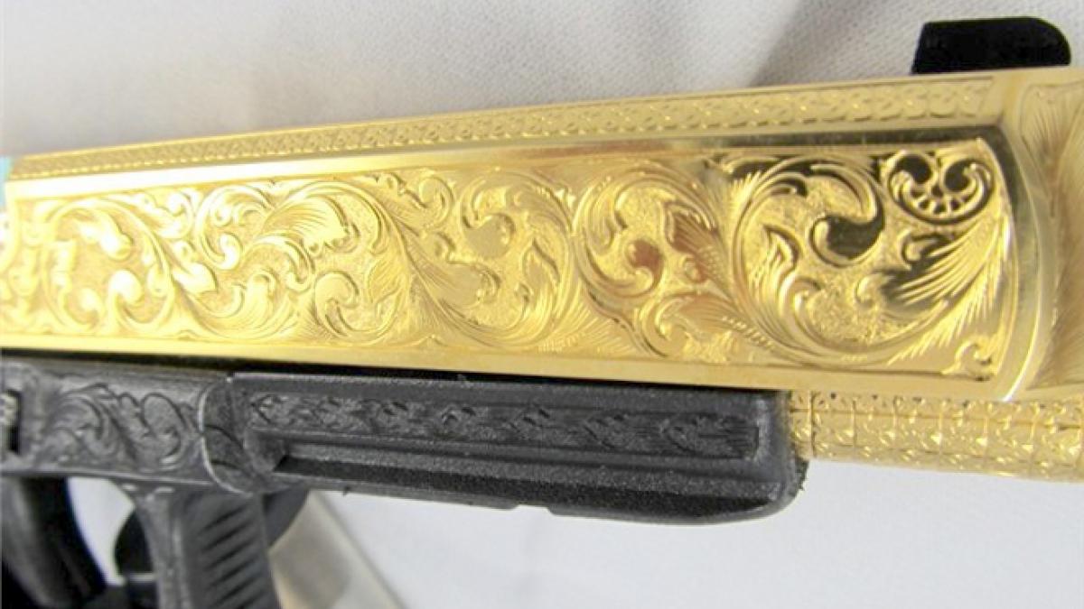 Revolvere si alte arme de aur. Cine le cumpara