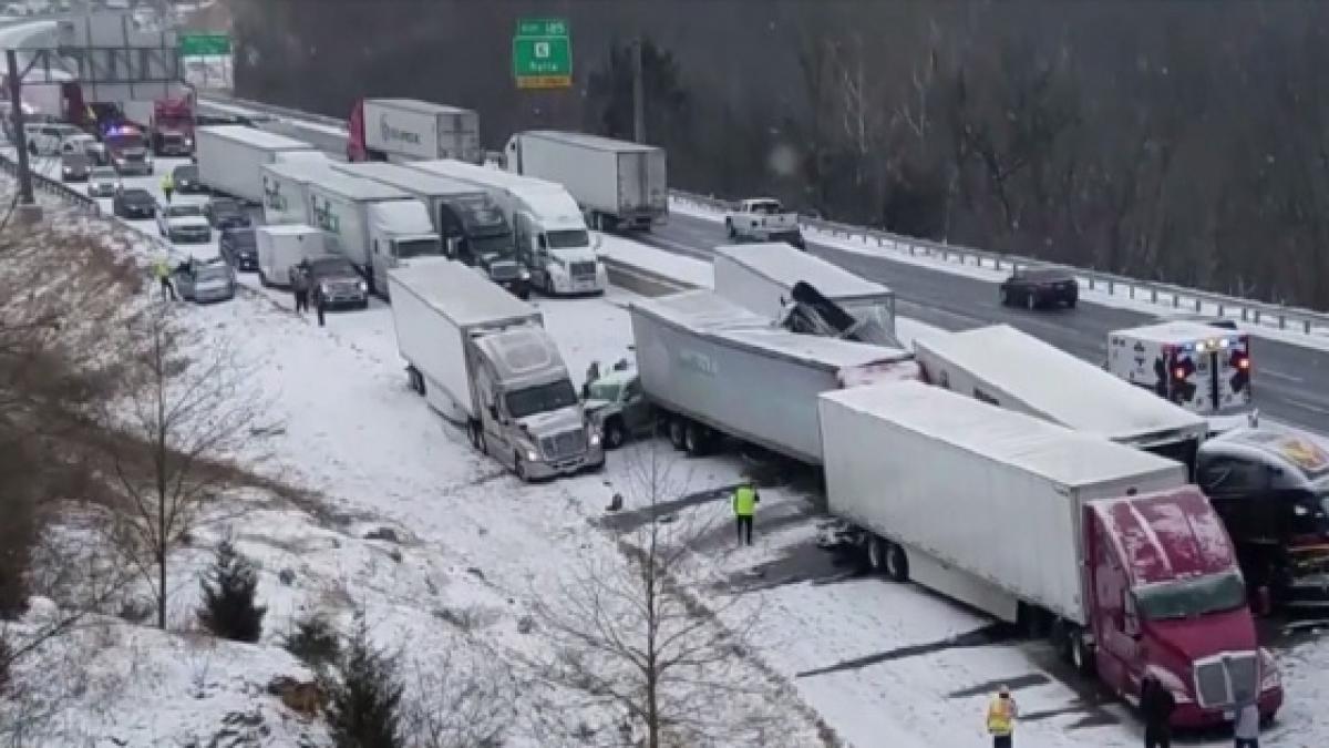 video incident devastator in sua 100 de autoturisme implicate intr un accident