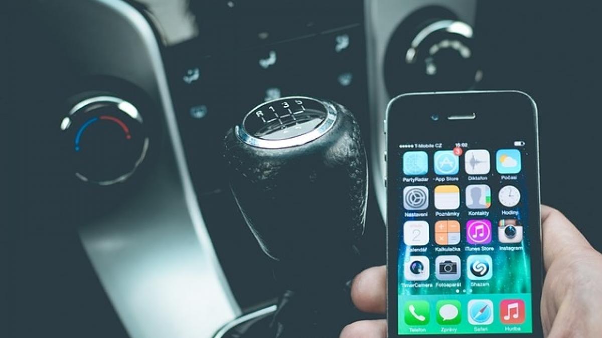 Franţa: Fara telefoane mobile in maşini, chiar si cand nu sunt in trafic!