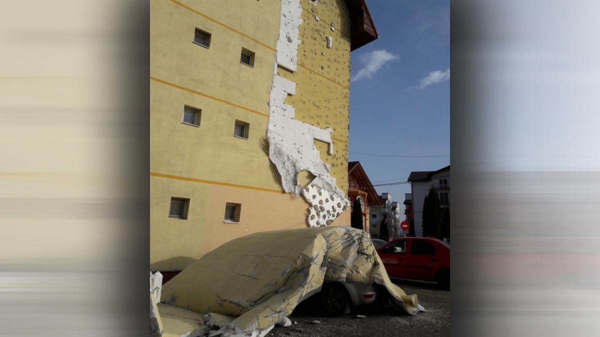 Un bloc din Sibiu a rămas fără izolație din cauza... vântului