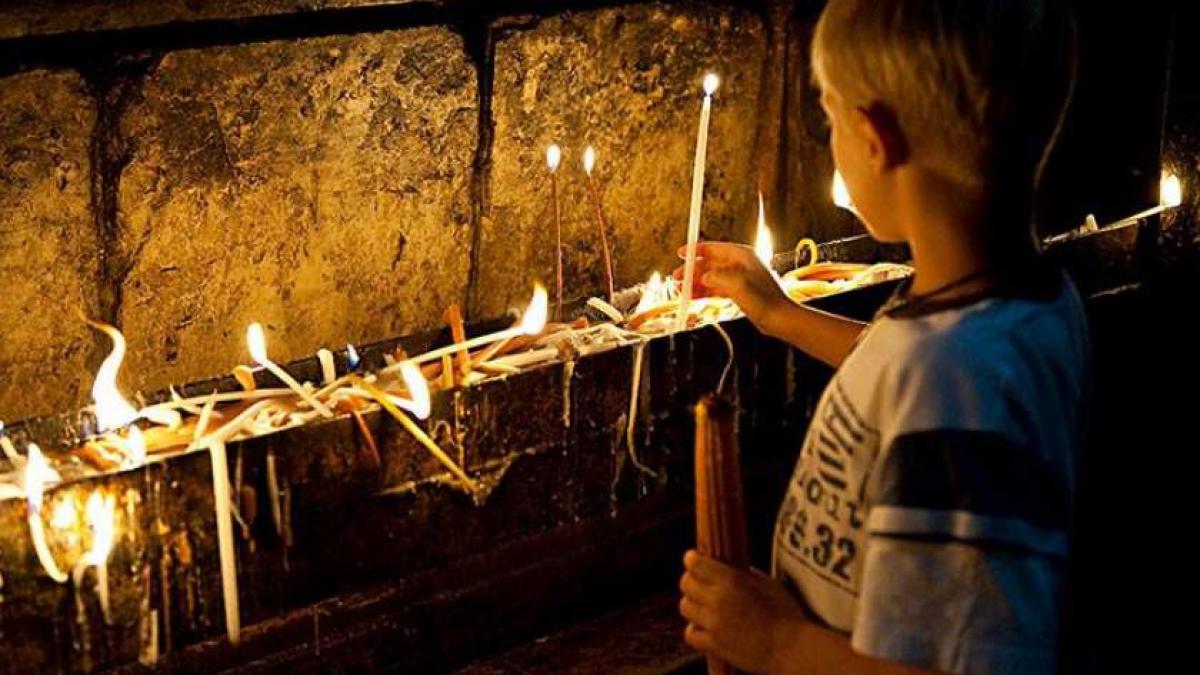 Tradiții și obiceiuri de Sâmbăta Morților. Câte lumânari trebuie să aprindem astăzi ca să fim feriți de rele și să avem noroc tot anul