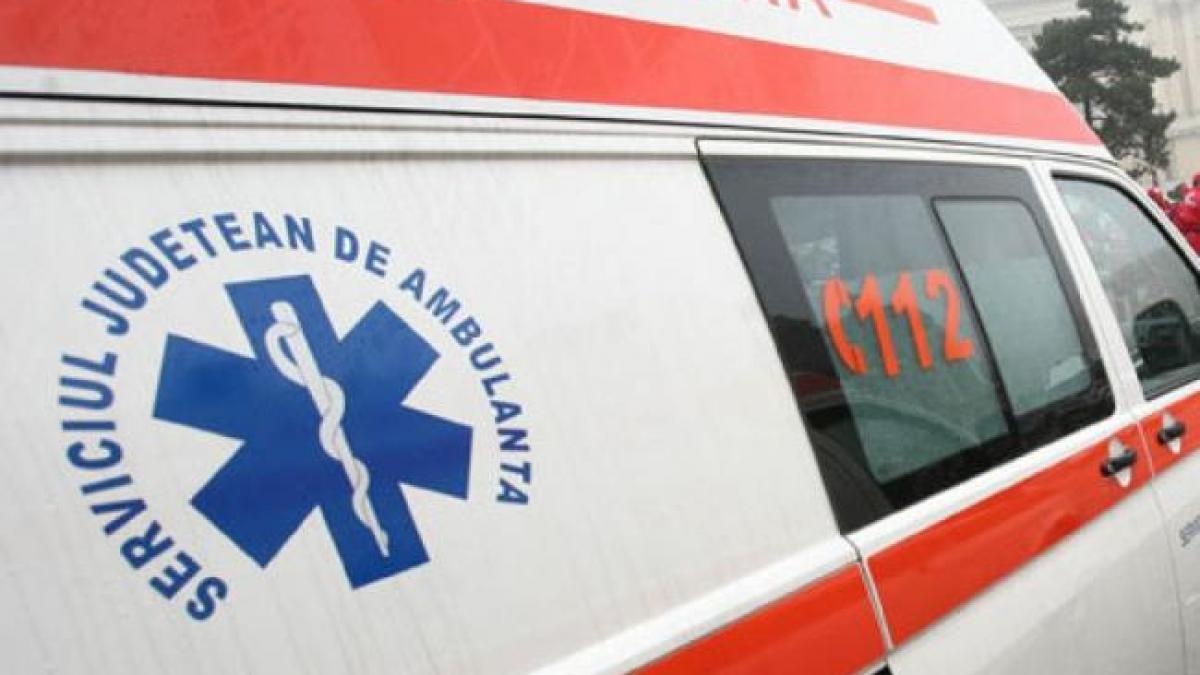 Hunedoara: O ambulanță a fost lovită de un autoturism. Un pieton a fost rănit