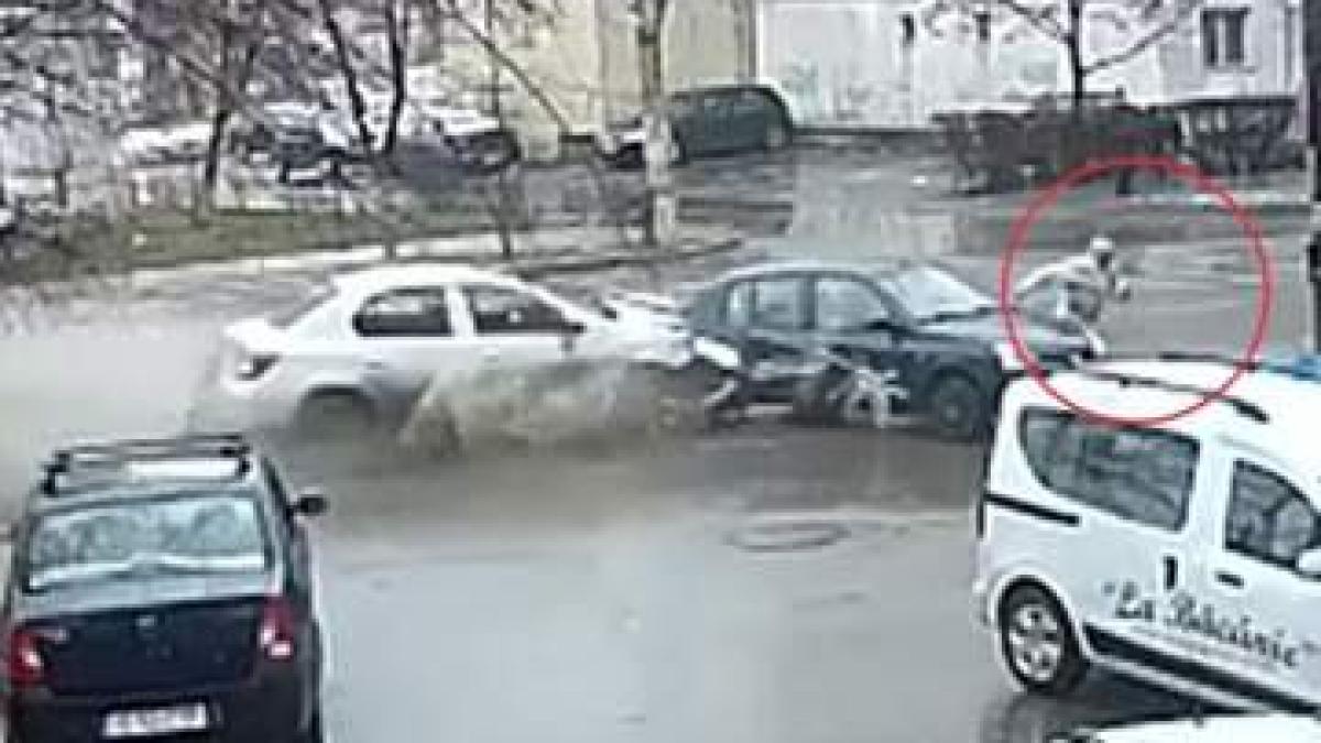După ce a spulberat o maşină parcată, un şofer beat din Iaşi era să omoare doi oameni