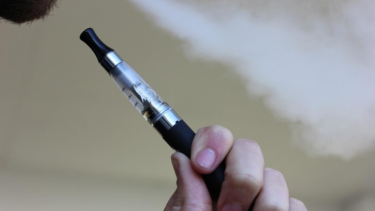 VIDEO. Un bărbat a luat foc, după ce i-a explodat ţigara electronică în buzunar