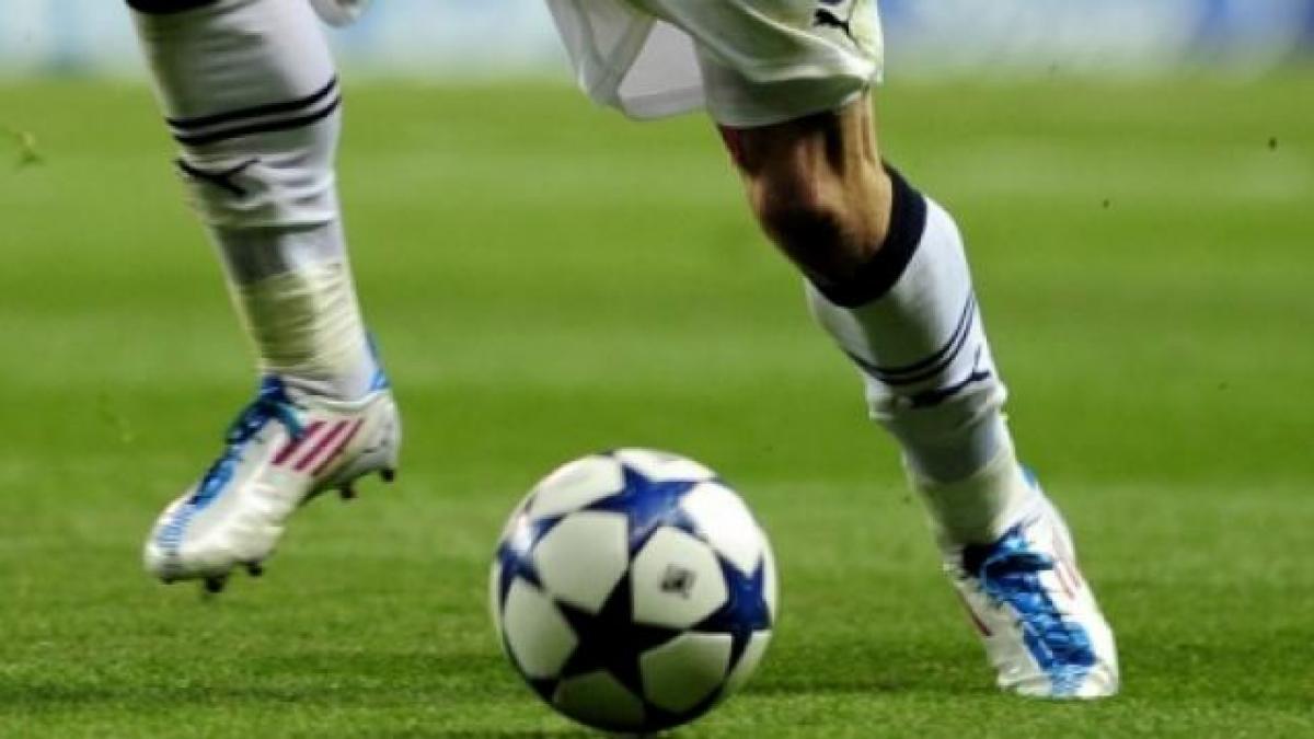 Deputaţii, provocaţi de senatori la un meci de fotbal