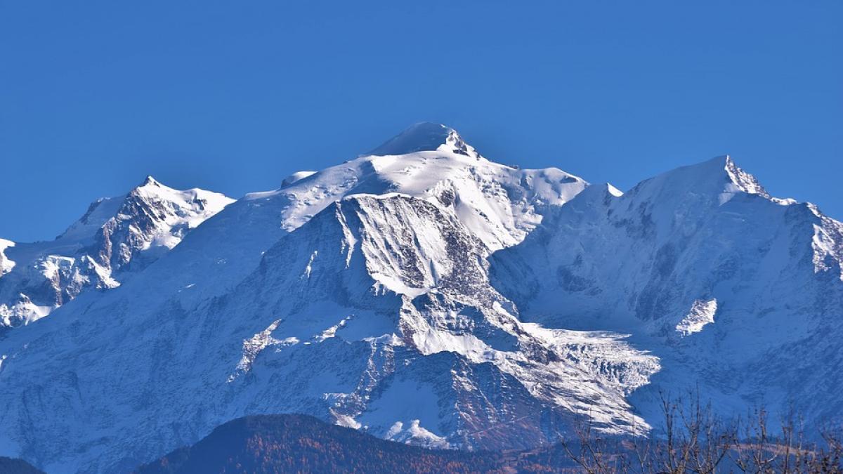 Un tată şi fiica sa şi-au pierdut viaţa într-o avalanşă în Alpii francezi