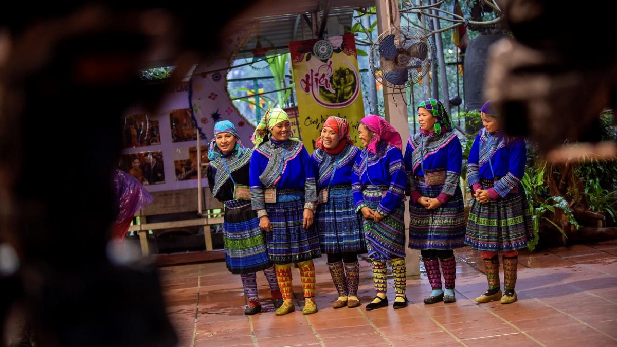 Vica Blochina și Daniela Crudu învață o vietnameză din tribul Flower Hmong  un dans tradițional românesc