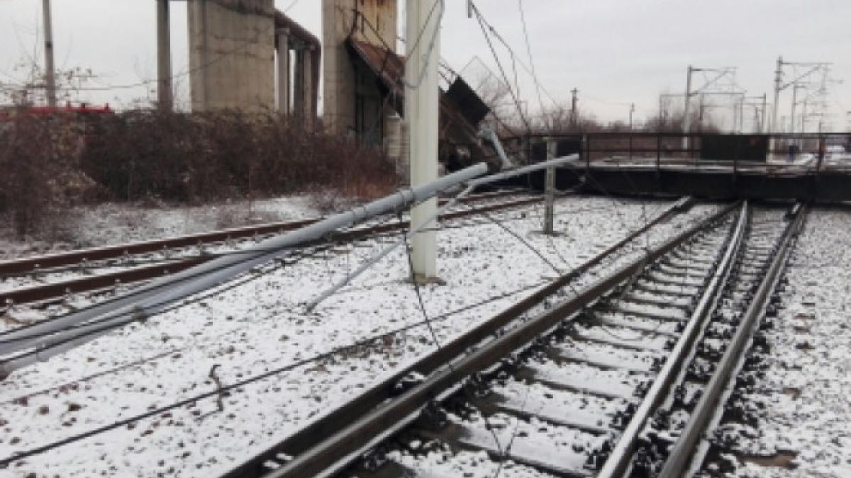 6 trenuri sunt blocate din cauza pasarelei prăbușite lângă Ploiești