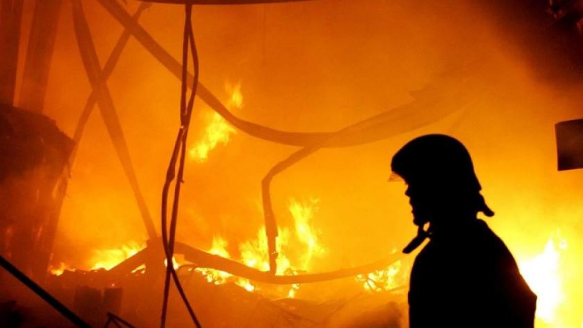 Incendiu devastator la o pensiune din Buşteni! Șapte adulţi şi trei copii au fost evacuați de urgenţă 