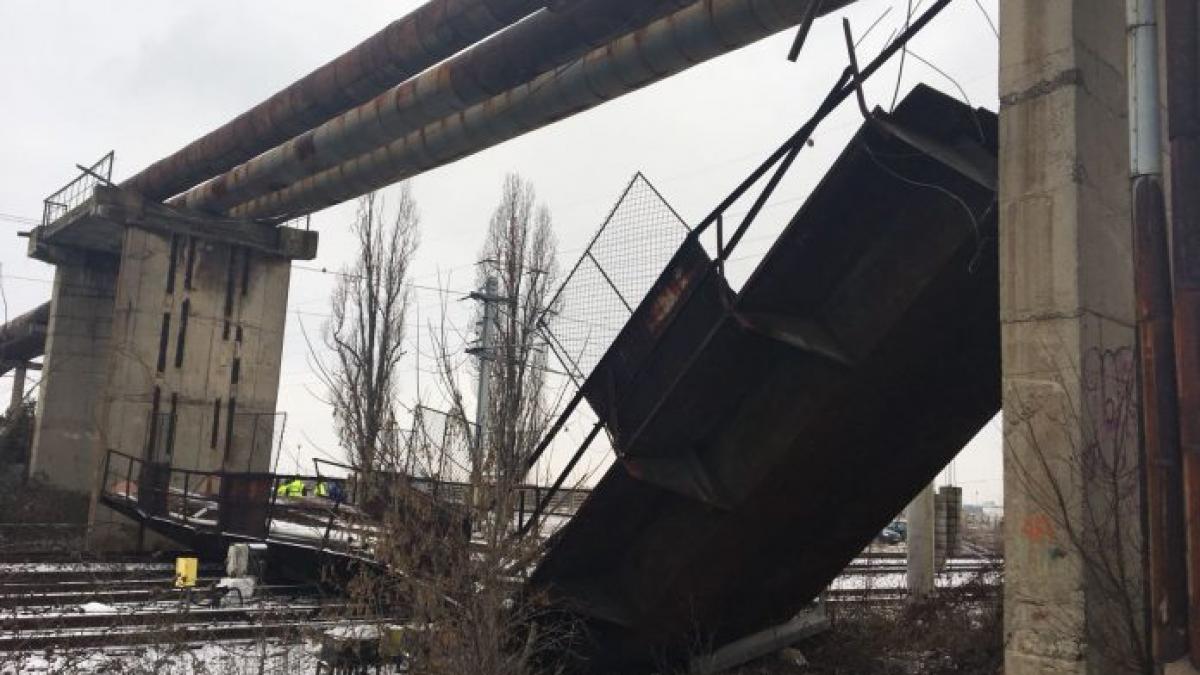 video o pasarela s a prabusit peste liniile din gara ploiesti vest traficul feroviar este blocat