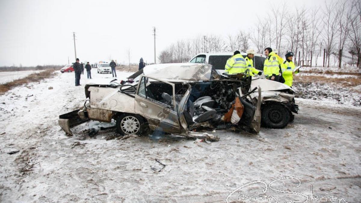 Cinci răniţi în urma a două accidente rutiere pe DN2B, în condiţiile unui carosabil acoperit cu polei