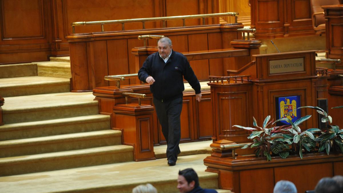 Discriminarea la nivel înalt. De la „ţigancă împuţită”, la “autişti” şi „paradite”
