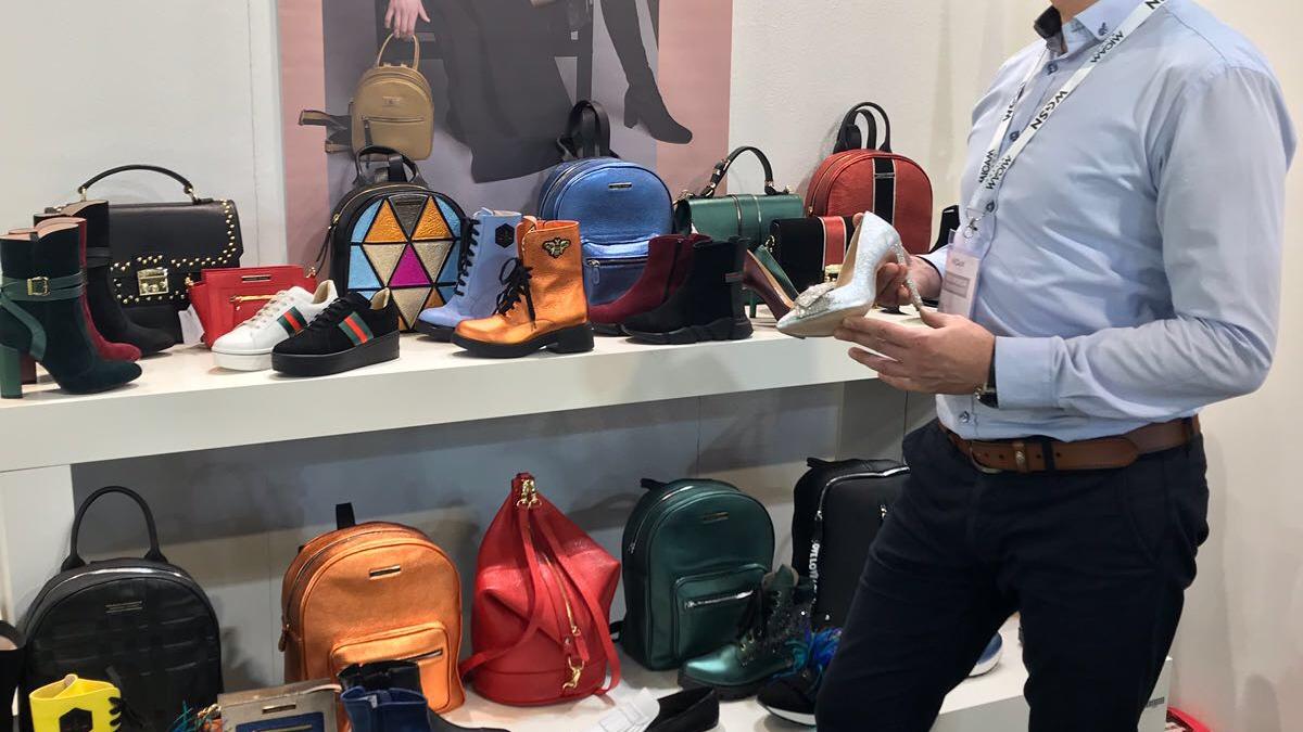Pantofii și gențile create de designerul Eugeniu Garkoniță, admirate la Milano