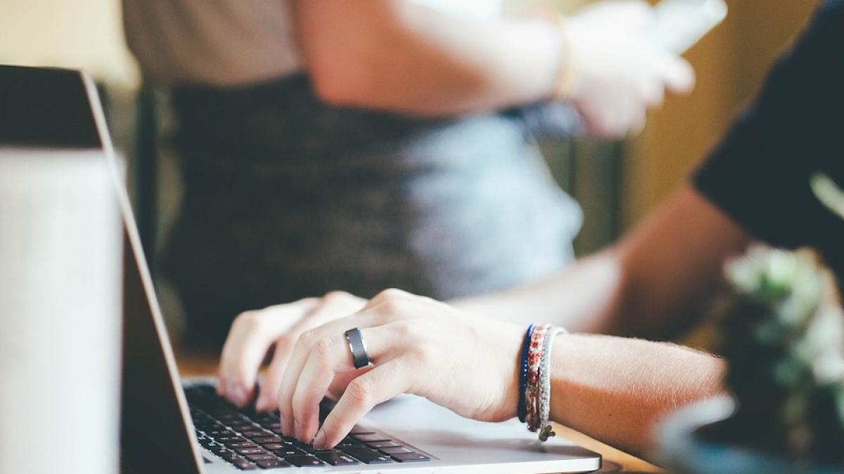 Facebook, Google şi Twitter trebuie să facă mai mult pentru a respecta pe deplin normele UE privind protecţia consumatorilor