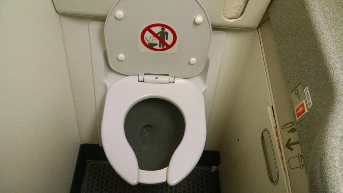 Cum funcționează de fapt closetul dintr-un avion
