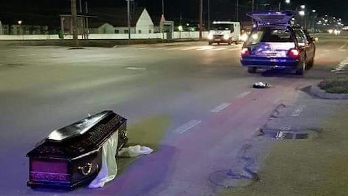 VIDEO - FOTO - O firmă de pompe funebre și-a pierdut un ”client” pe drum