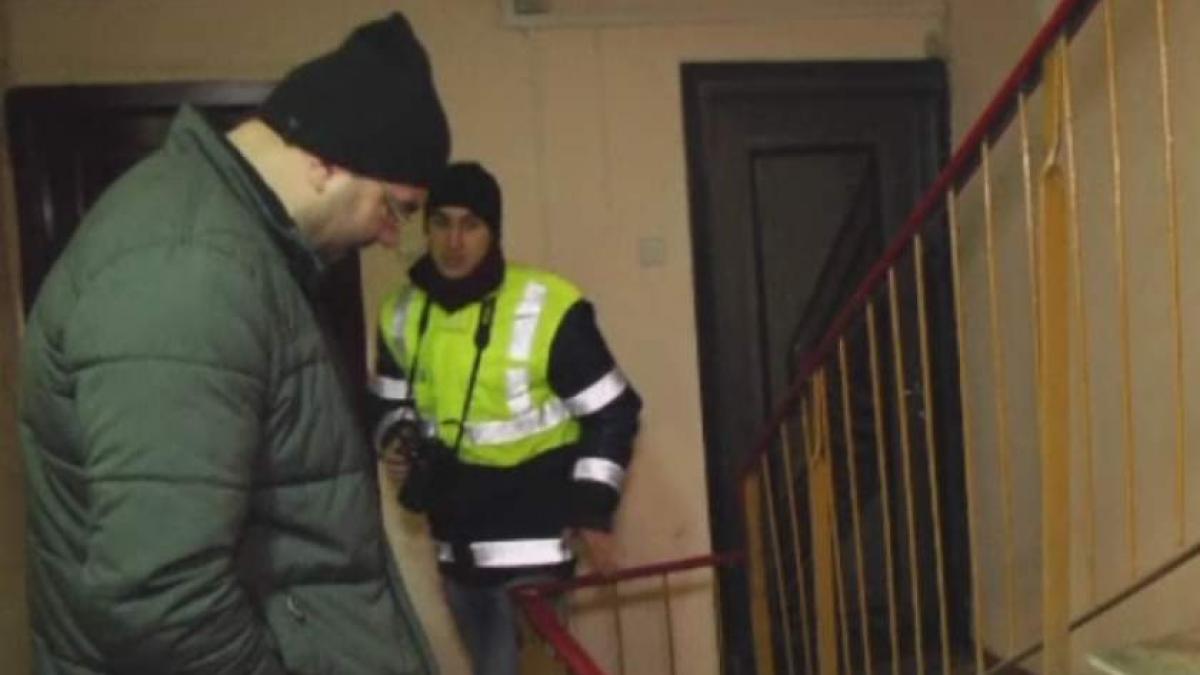 Gest extrem! Un băiat de 15 ani a fost găsit spânzurat în casa scării unui bloc din Ploieşti