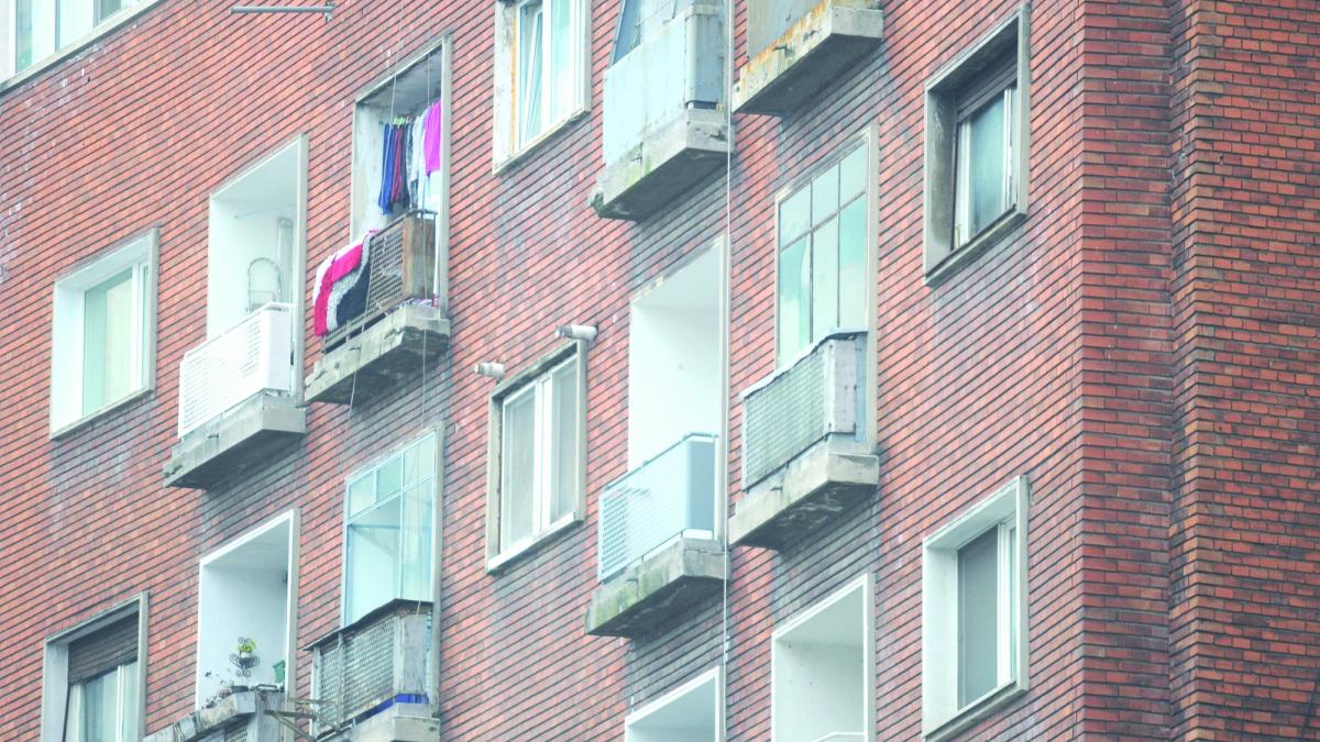 Piaţa imobiliară merge la extreme
