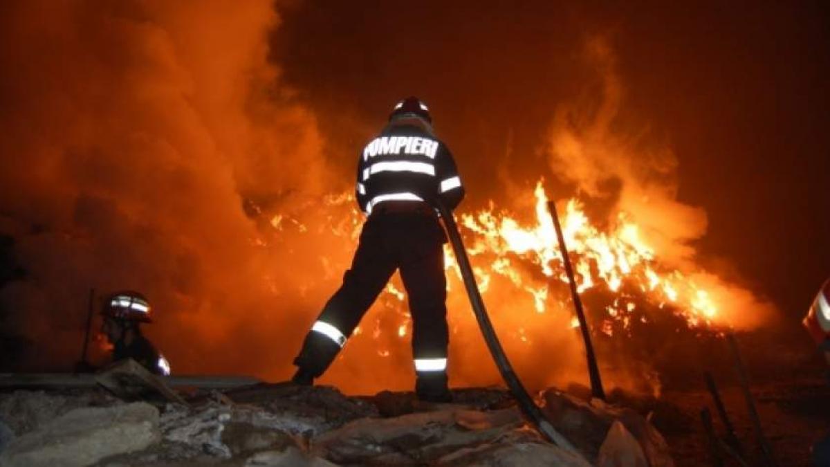 Incendiu devastator soldat cu victime la un apartament din staţiunea Sărata Monteoru 