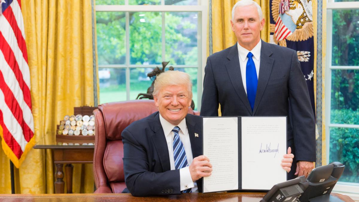 Trump și-a schimbat poziția privind controlul armelor