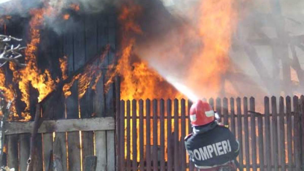 Două persoane din Ploieşti şi-au pierdut viaţa într-un incendiu provocat de ţigări uitate aprinse