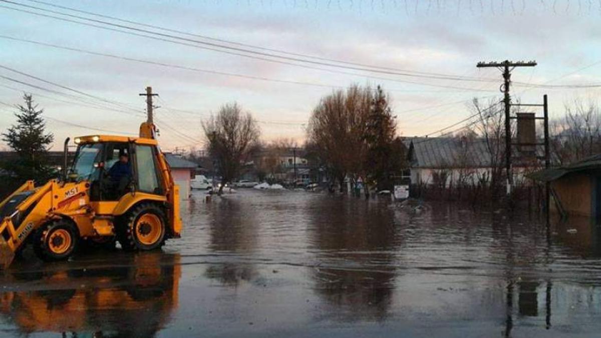 Alertă de inundaţii în Teleorman! Mai multe străzi şi case au fost înghiţite de ape 