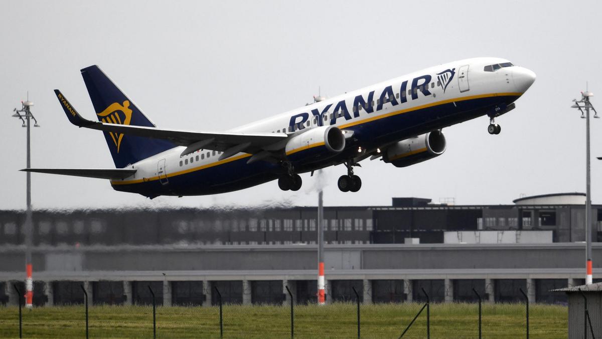 Avionul Ryanair de pe traseul Berlin-București s-a depresurizat la 15.000 metri altitudine