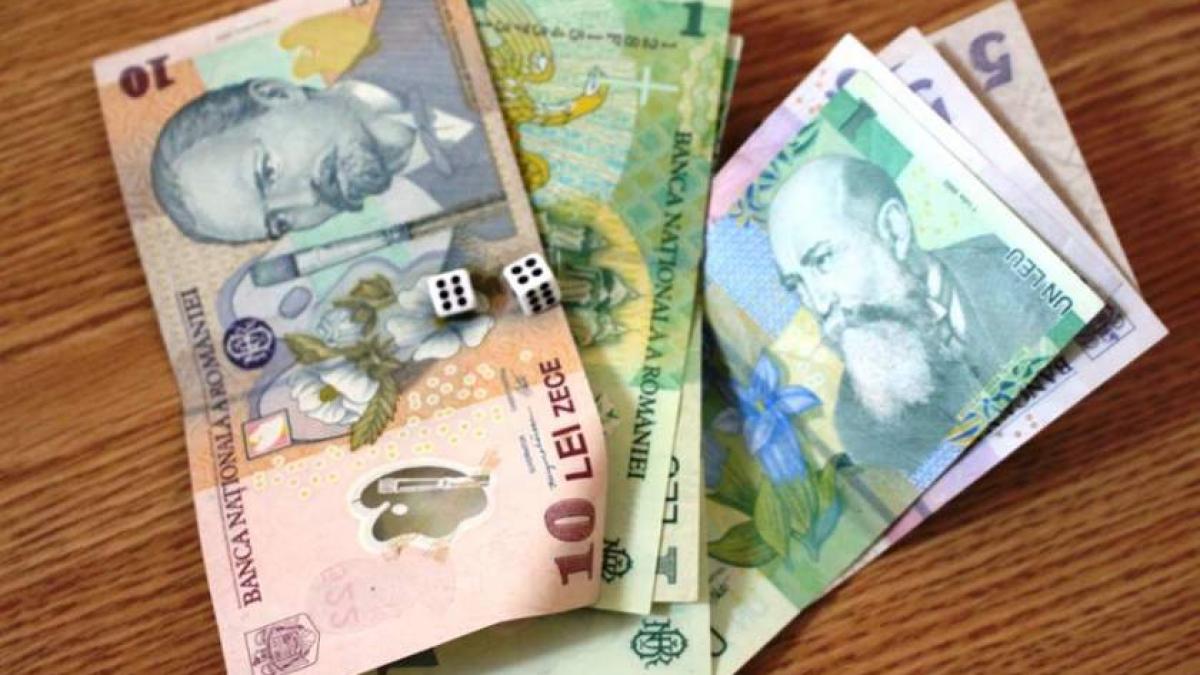 Incredibil! Mai mulţi elevi au fost amendaţi după ce au fost prinşi în timp ce jucau barbut la ore într-un liceu din Târgovişte