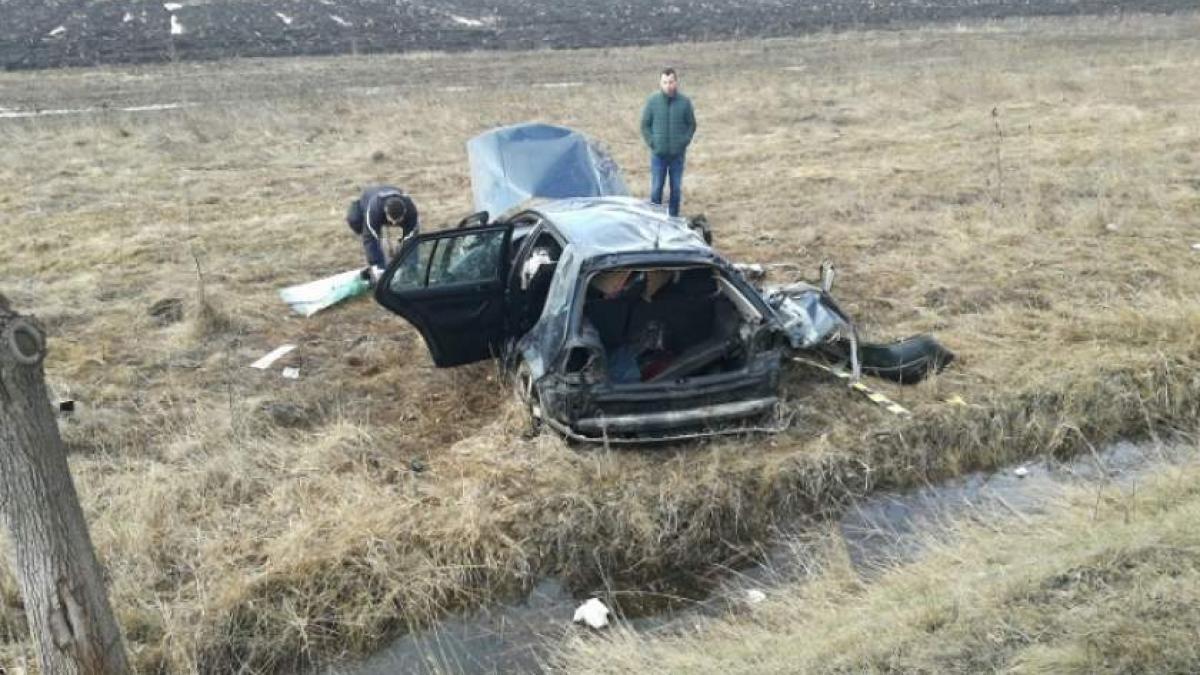 Accident teribil în Bistriţa! Un şofer care se uita pe facebook, pe telefon, s-a răsturnat cu maşina la 8 de metri de şosea