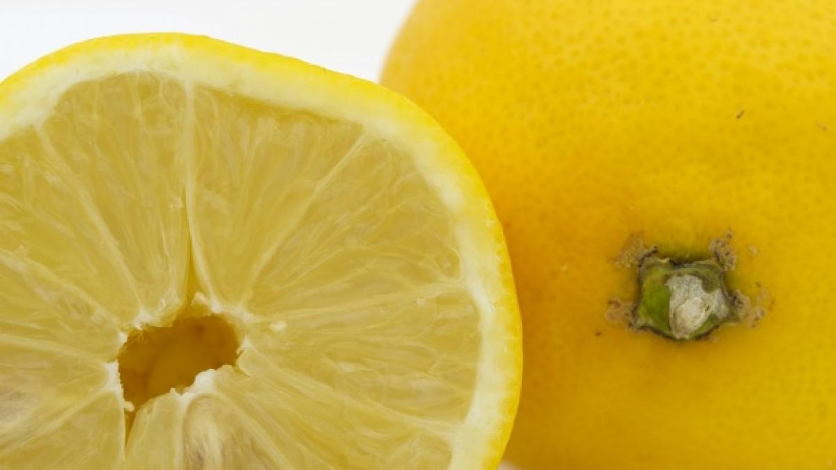 Ce se întâmplă dacă pui o lămâie taiata in congelator