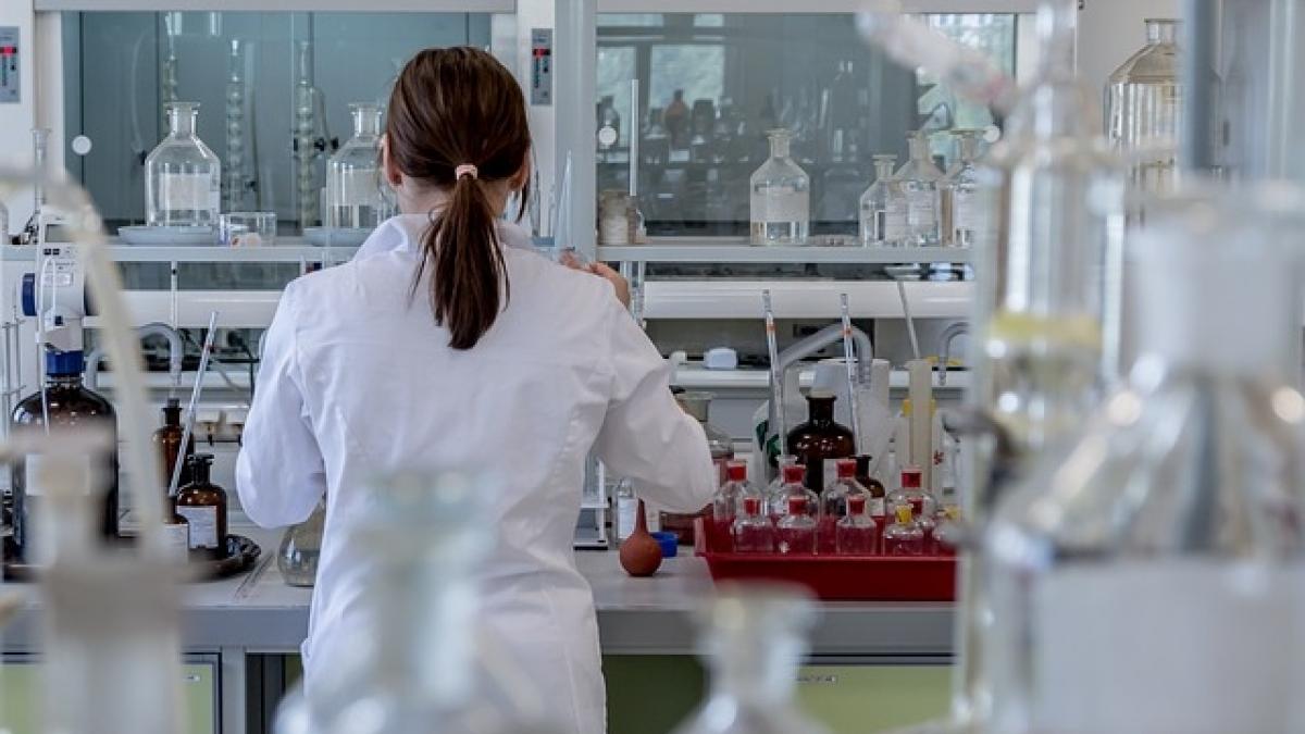 O farmacie online din Marea Britanie recrutează români. Salariile ajung și la 5.000 de lire sterline pe lună