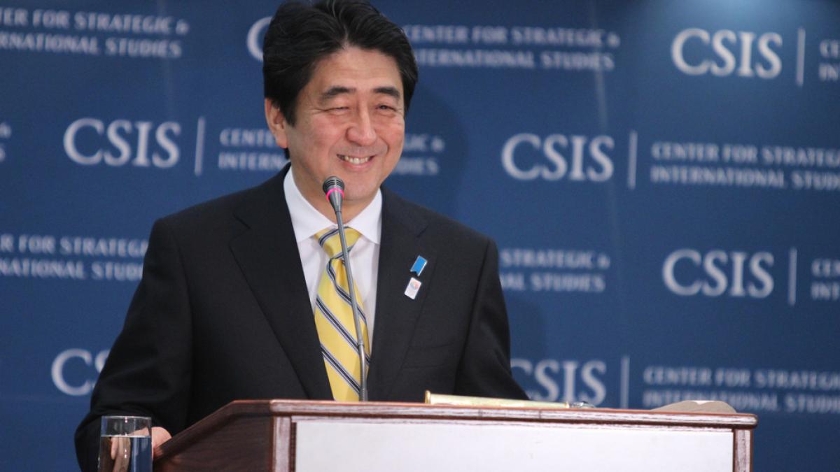 Scandal în Japonia: Toate privirile, indreptate asupra premierului Abe