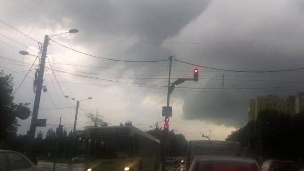Se schimbă vremea! Meteorologii anunţă ploi, vijelii şi fenomene periculoase timp de 24 de ore! 