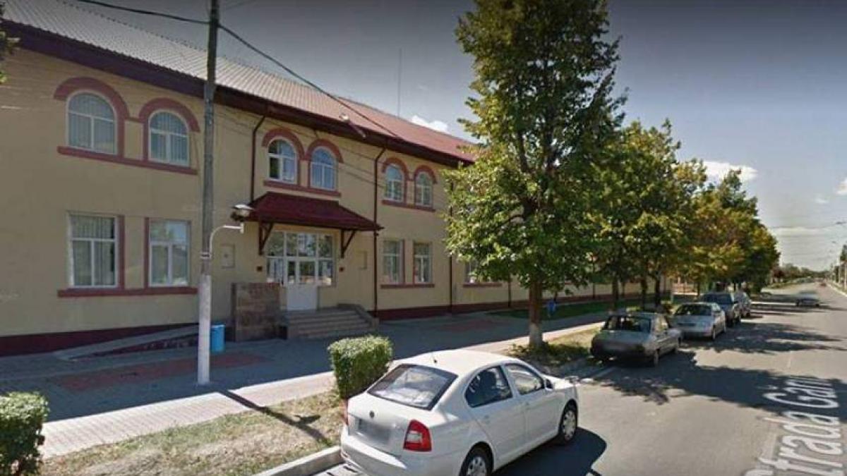 Şocant! Un pervers a fost prins în flagrant în timp ce se masturba în faţa unei şcoli din Dâmboviţa                                                                                                                                              