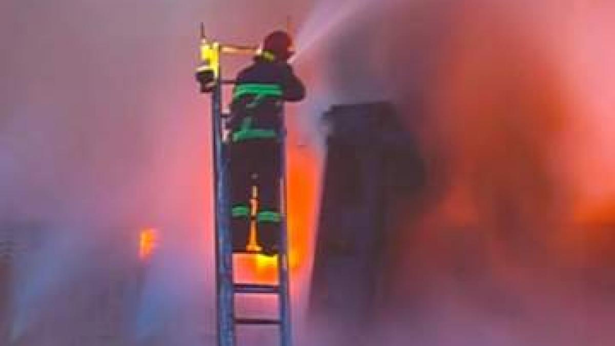 Un pompier din Neamţ a primit drept răsplată un pumn în faţă după ce a stins un incendiu puternic