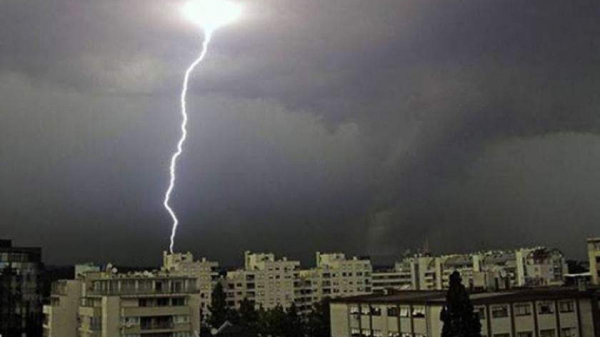 Anunţ de ultimă oră de la meteorologi! O furtună cu fulgere şi ploi puternice va lovi patru judeţe 