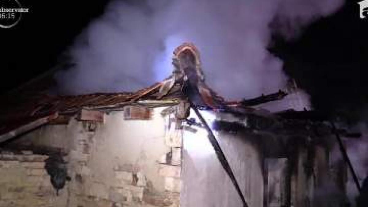 Incendiu devastator la o casă din Cluj. Proprietarul a reuşit în ultimul moment să scape din flăcările uriaşe