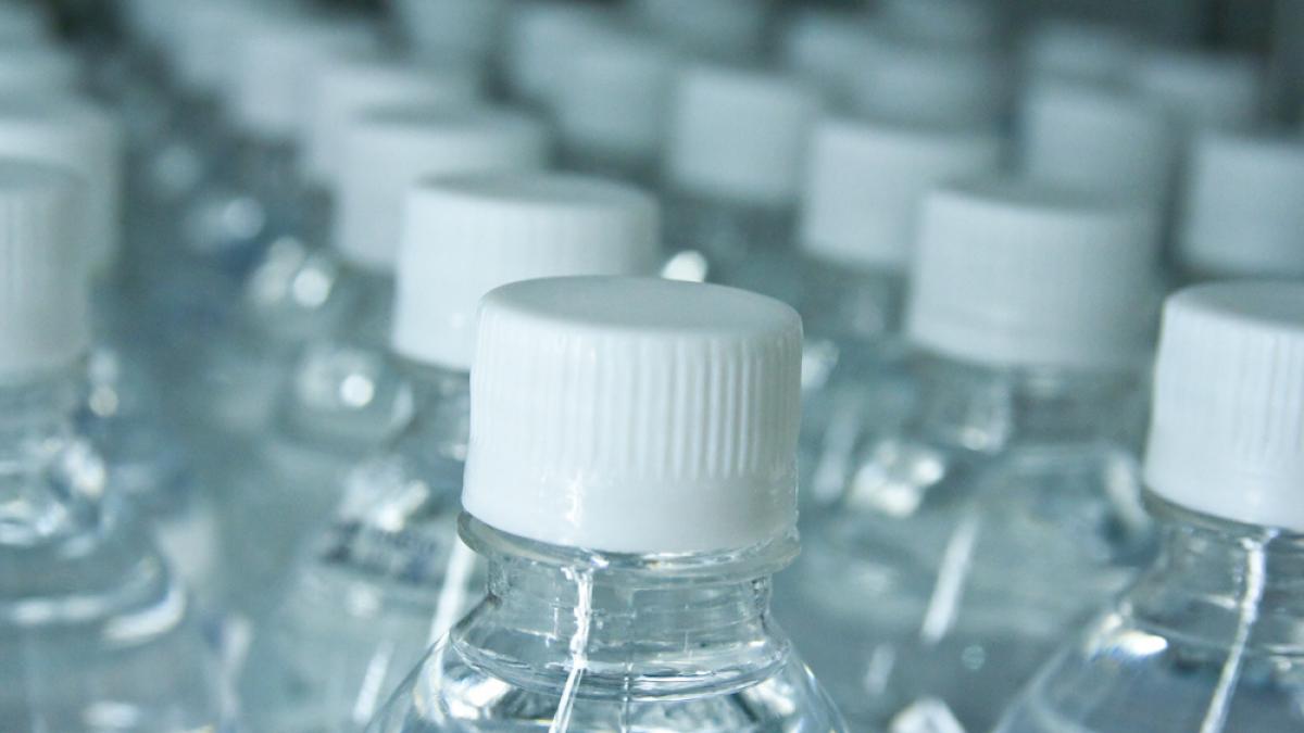 Microplastic găsit în apa îmbuteliată