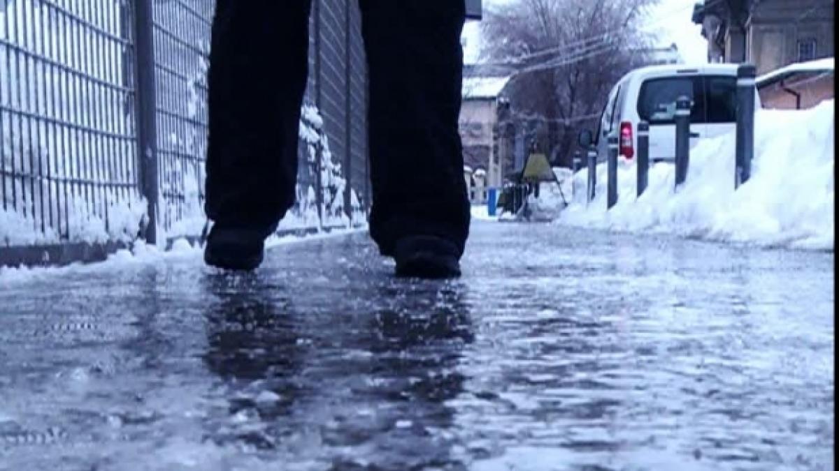 Ploile şi lapoviţa vor favoriza apariţia poleiului în Capitală