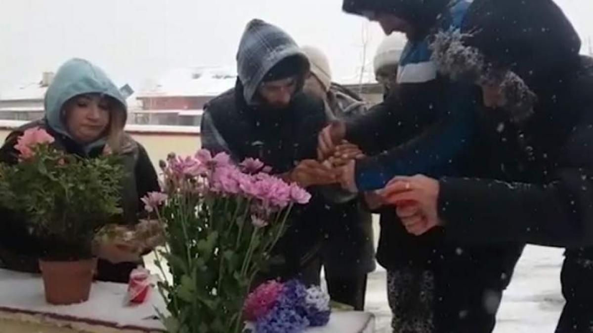 Flori şi lumânări în faţa casei lui Andrei Gheorghe