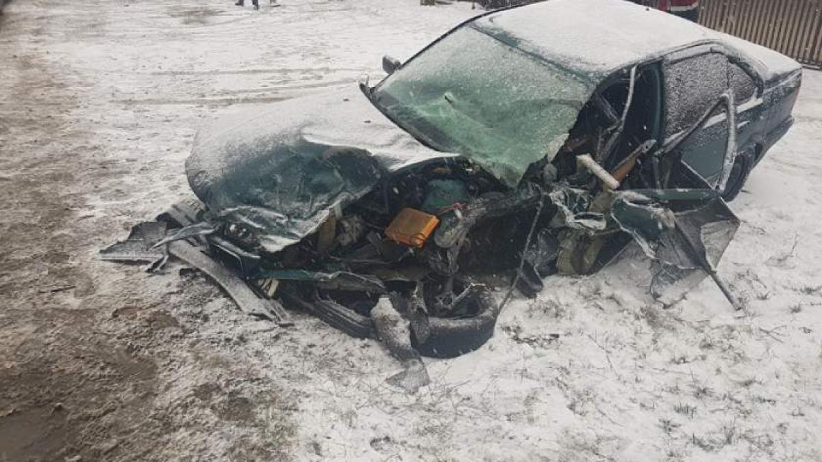Circulaţia e complet blocată între Bucureşti şi Târgovişte după ce o maşină a fost făcută praf de un TIR