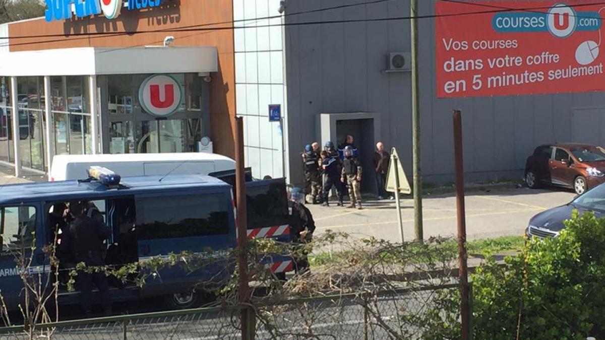 UPDATE - ATAC TERORIST în sudul Franței. Mai multe persoane sunt ținute ostatice. Atacatorul, ucis de polițiști