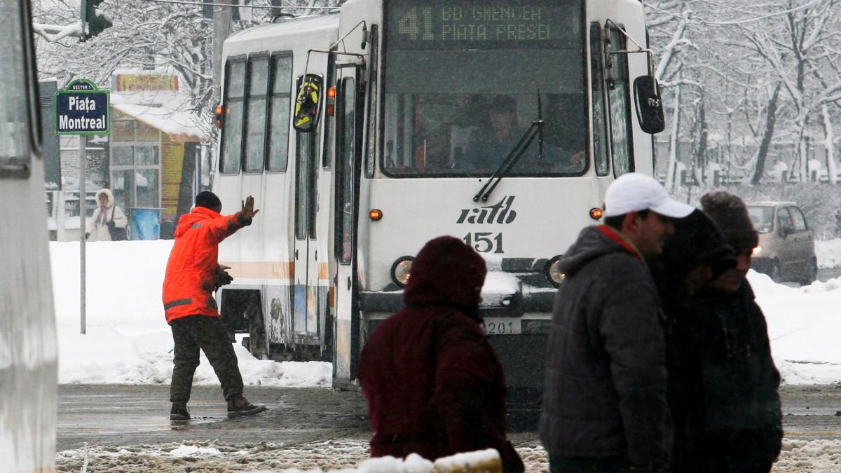 Circulaţia pe linia 41 a fost oprită, după ce un tramvai s-a defectat la Piaţa Presei; linia 47, blocată pe Calea 13 Septembrie