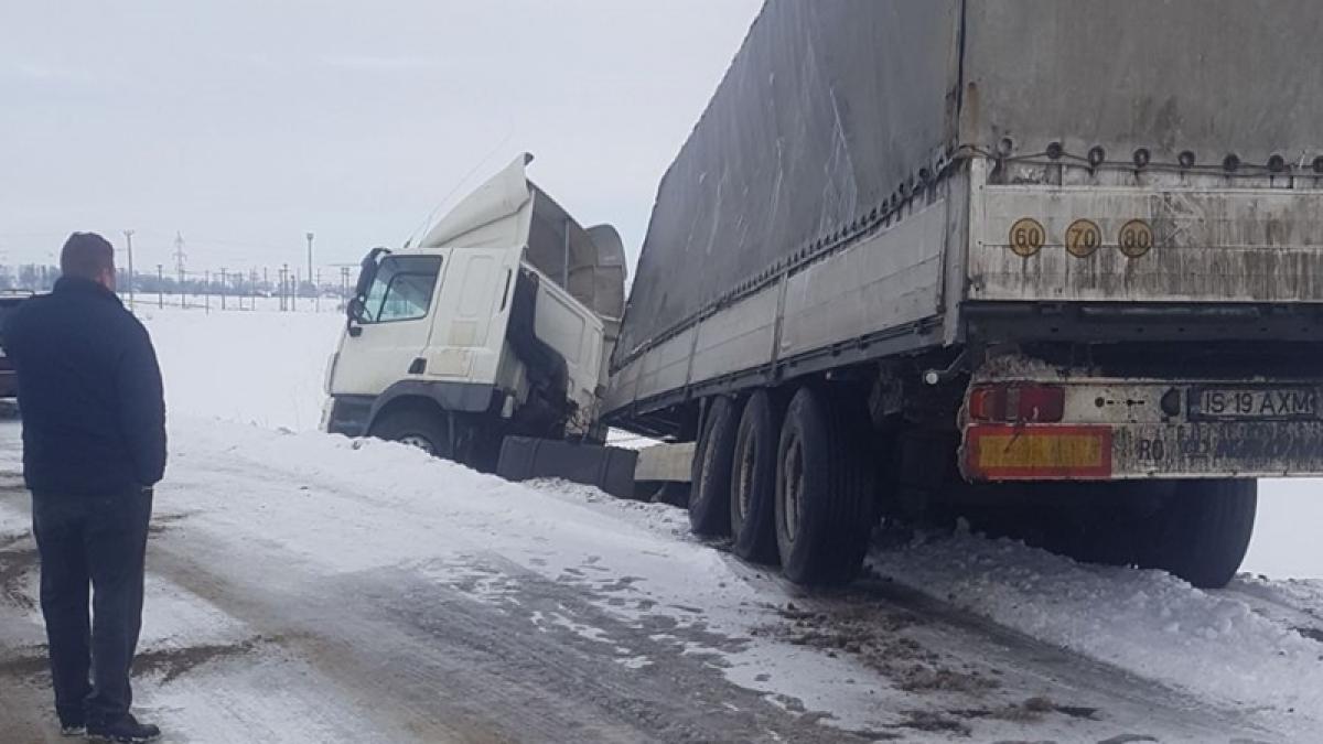 Un camion cu câteva tone de bere a ieşit în decor la Târgu Neamţ