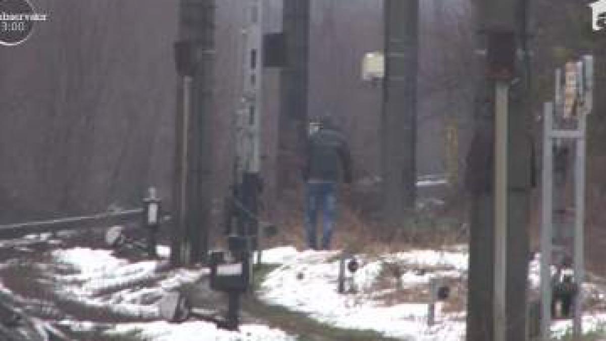 Incredibil! Un tânăr din Ploieşti este în comă după ce a traversat calea ferată cu căştile în urechi