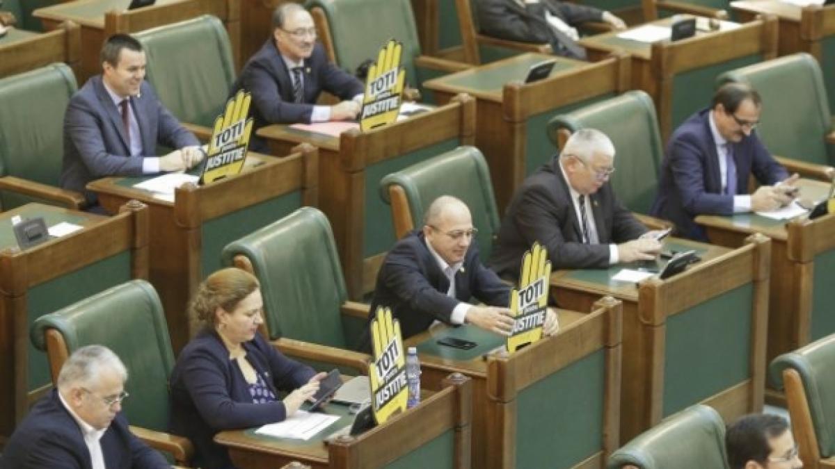 Protest al senatorilor USR la finalul şedinţei în care au fost adoptate legile Justiţiei 